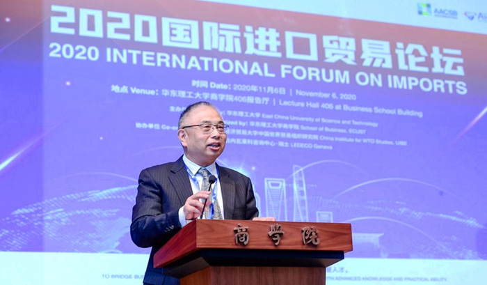 图片说明：吴柏钧主持论坛2.jpg